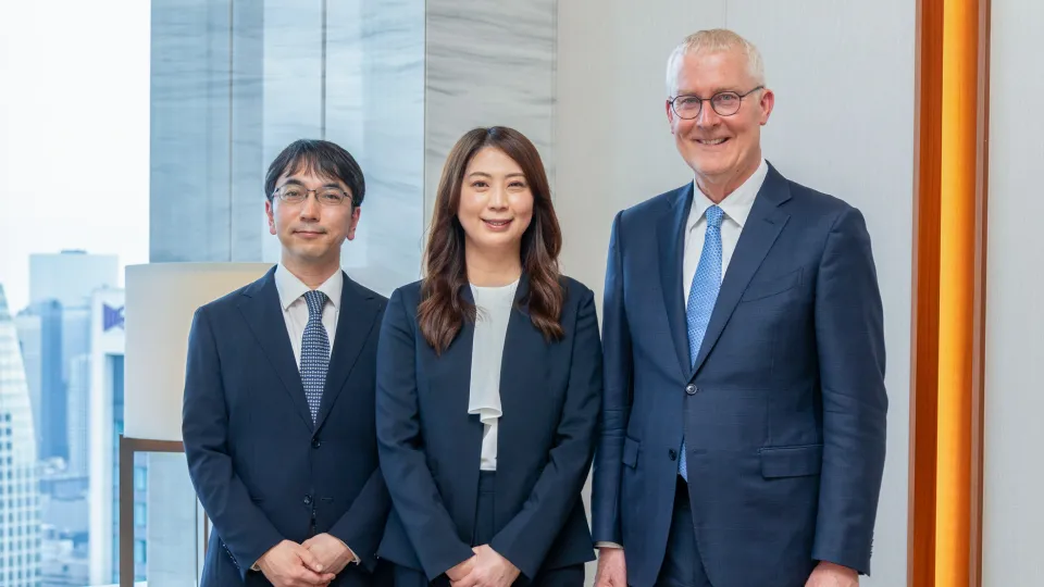 左から、江塚 健、金山 梨紗、ブルース・ミラー